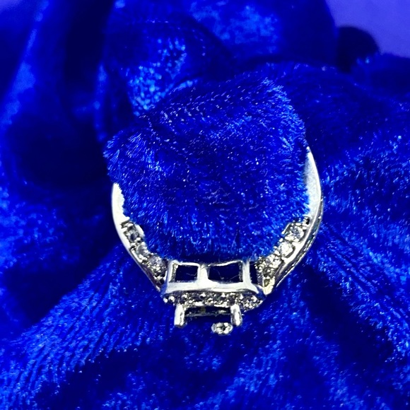 Beautiful Women’s Fashion Ring Size 5 - Picture 3 of 9